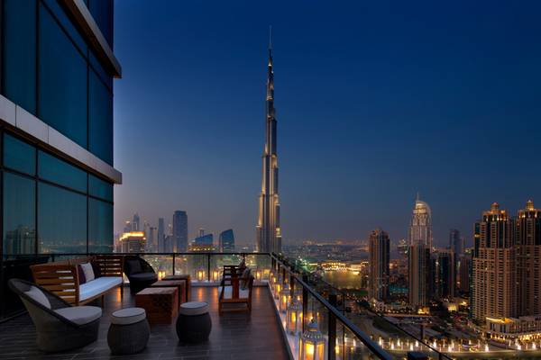 Aussicht vom Balkon des Taj Dubai Hotels bei Abenddämmerung mit Blick auf die Skyline und den Burj Khalifa.