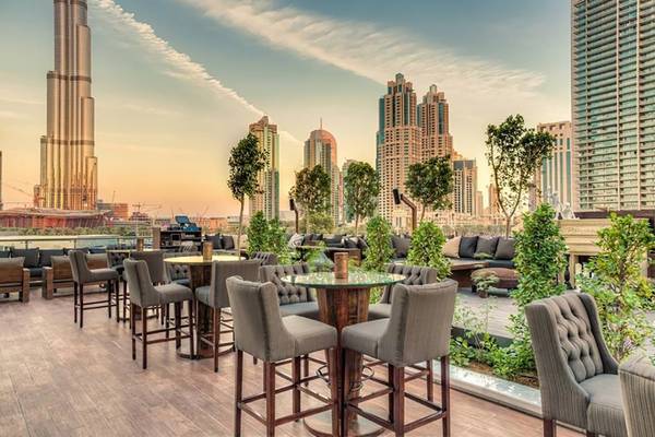 Außenterrasse des Taj Dubai Hotels mit Blick auf die Skyline von Dubai.