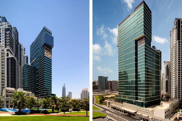 Zwei Ansichten des Taj Dubai Hochhauses, eines imposanten Gebäudes mit grünen Glasfassaden und goldenen Schriftzügen.