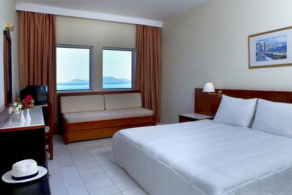 Suite-Zimmer im Sunshine Corfu Hotel & Spa mit Meerblick und Dekor.