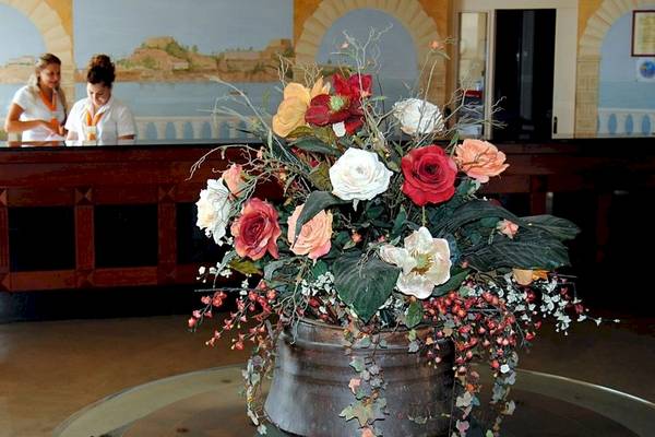Ein großes Blumenarrangement steht im Eingangsbereich des Sunshine Corfu Hotel & Spa.