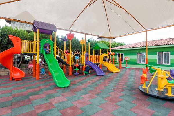 Kinderspielplatz im Sherwood Exclusive Lara Hotel mit Rutschen und Spielgeräten unter einem Baldachin