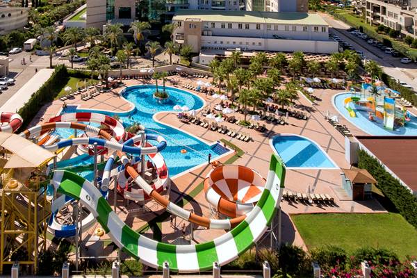 Luftaufnahme des Sherwood Exclusive Lara Hotels mit Wasserpark, Pools und Wasserrutschen.