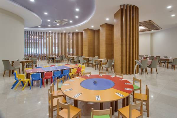 Kinder-Essbereich im Sherwood Exclusive Lara Hotel mit bunten Tischen und Stühlen.