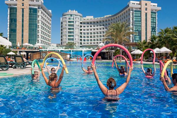Gruppe von Erwachsenen, die Aerobic im Pool des Sherwood Exclusive Lara Hotels machen