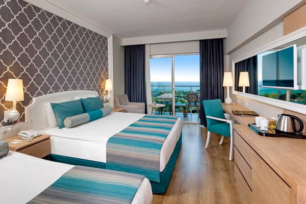 Doppelzimmer im Sherwood Exclusive Lara Hotel mit Meerblick, zwei Betten, Schreibtisch und Balkon
