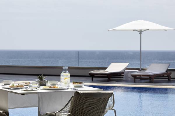 Terrasse des Boutique 5 Hotel & Spa mit Blick auf das Meer und Sonnenschirm.