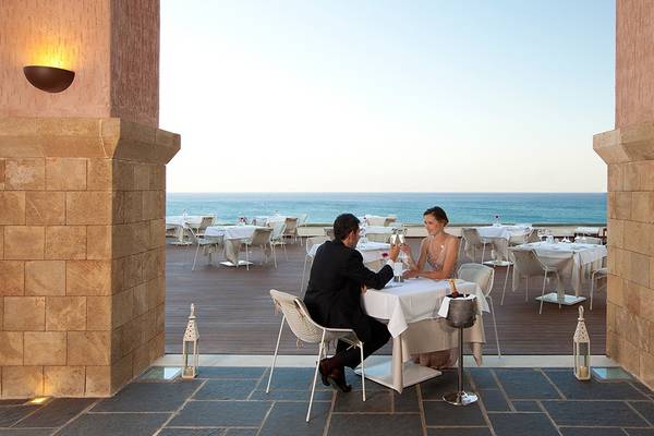 Paar auf der Terrasse des Restaurants im Boutique 5 Hotel & Spa, Blick auf das Meer.
