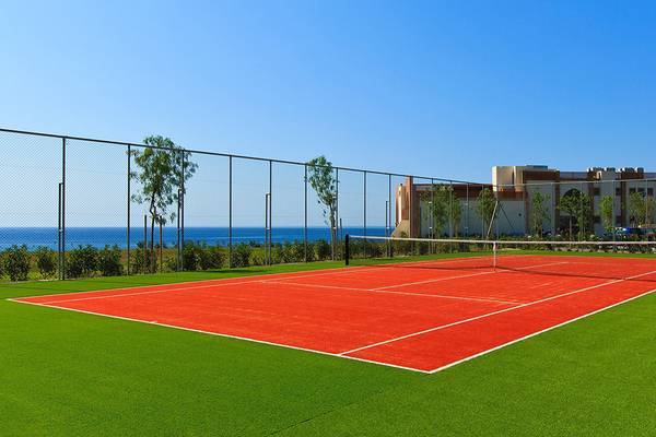 Tennisplatz im Freien im Boutique 5 Hotel & Spa mit Blick auf das Meer.