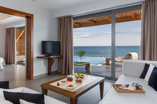 Suite im Boutique 5 Hotel & Spa mit Meerblick, einschließlich Bett, Fernseher und Terrasse.