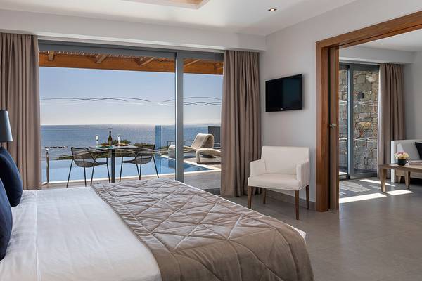 Suite mit Meerblick im Boutique 5 Hotel & Spa, ausgestattet mit einem großen Bett, Balkon und Meersicht.