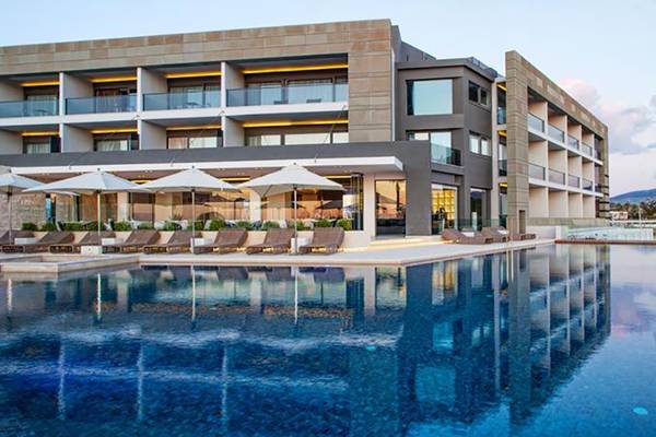 Außenpool und Loungebereich des Aqua Blu Boutique Hotel & Spa