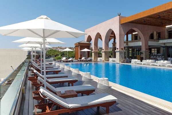 Außenpoolbereich des Boutique 5 Hotel & Spa mit weißen Sonnenliegen und Schirmen