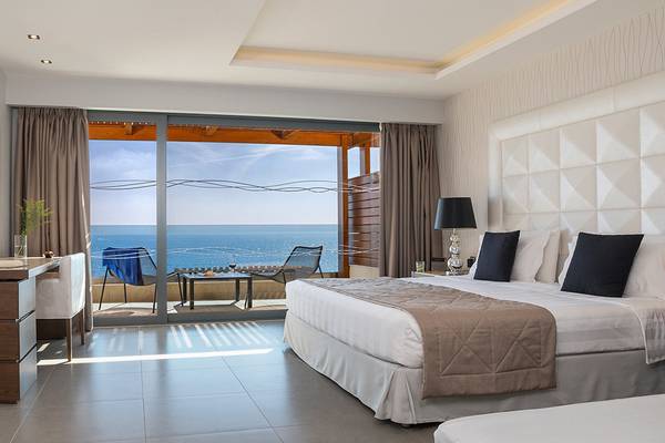 Innenansicht eines Zimmers im Boutique 5 Hotel & Spa mit Meerblick und moderner Einrichtung.