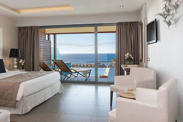 Suite mit Meerblick im Boutique 5 Hotel & Spa mit Kingsize-Bett, Lounge-Sesseln und großem Fenster