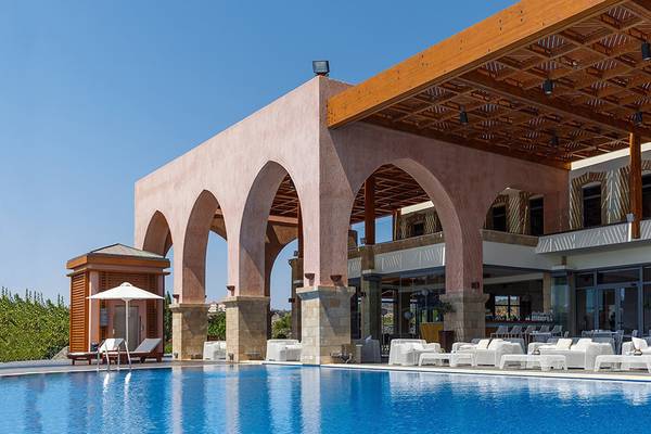 Außenpoolbereich des Boutique 5 Hotel & Spa mit weißen Sonnenliegen und Schirmen.