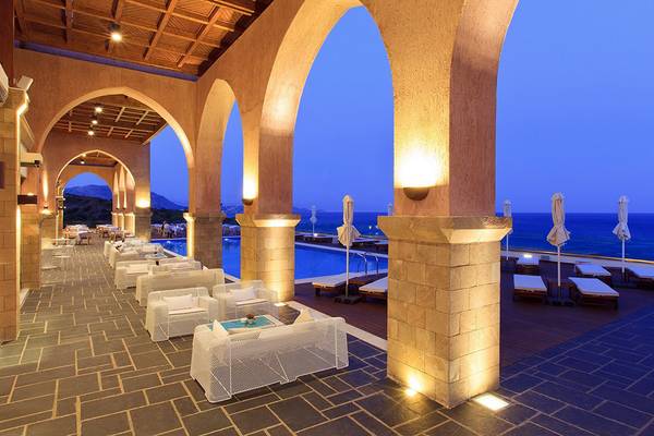 Außenterrasse des Boutique 5 Hotel & Spa bei Nacht mit Blick auf das Meer