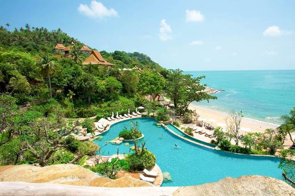 Aussicht auf den Pool und Strand des Santhiya Koh Phangan Resorts & Spa.