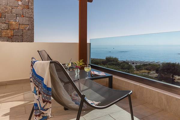 Balkon des Boutique 5 Hotel & Spa mit Ausblick auf das Meer und eine bewaldete Küste.