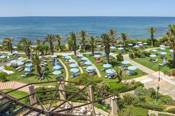 Aussicht vom Balkon des Creta Star Hotels mit Pool, Sonnenschirmen und Meer