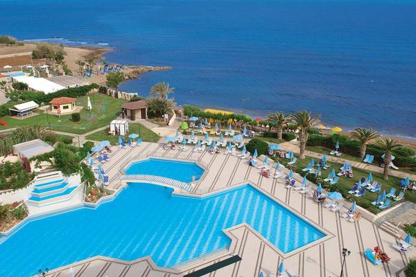 Luftaufnahme des Creta Star Hotel mit Pool und Meerblick