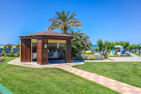 Außenbar des Creta Star Hotels am Strand mit Blick auf das Meer