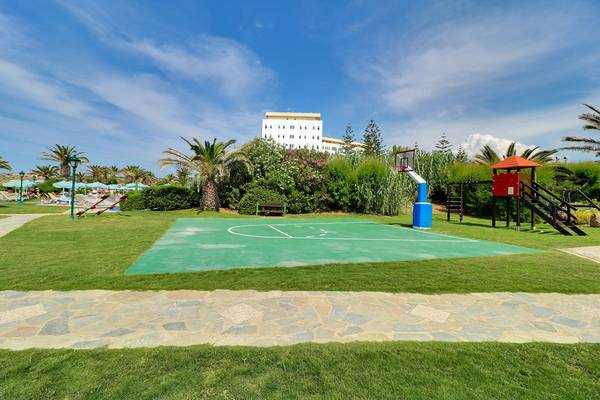 Basketballplatz des Creta Star Hotels mit Anlage und Gebäude im Hintergrund