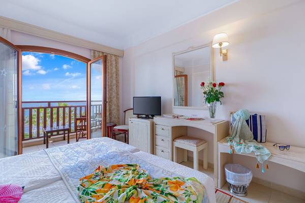 Zimmer im Creta Star Hotel mit Blick auf das Meer und Balkon