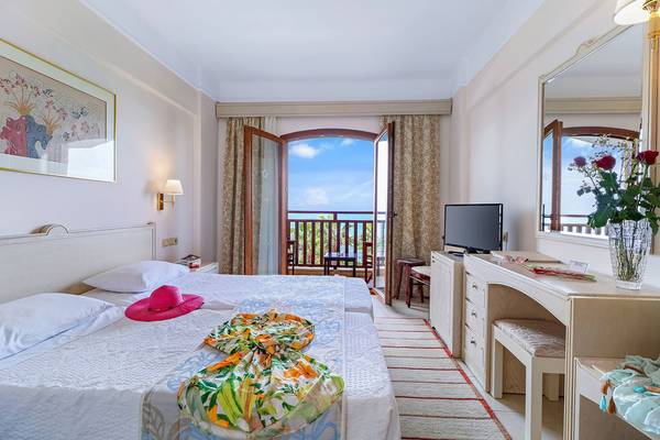 Doppelbettzimmer im Creta Star Hotel mit Meerblick und Balkon.