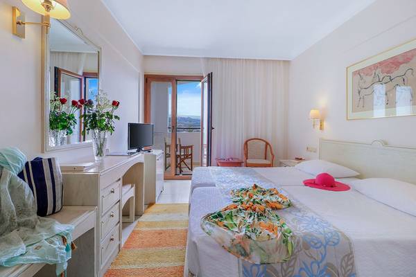 Hotelzimmer im Creta Star mit zwei Betten, einer Veranda und einem Ausblick auf die Landschaft.