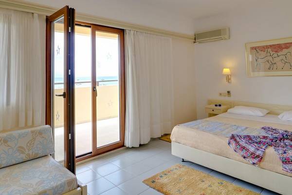 Zimmer im Creta Star Hotel mit Blick auf den Balkon und das Meer.