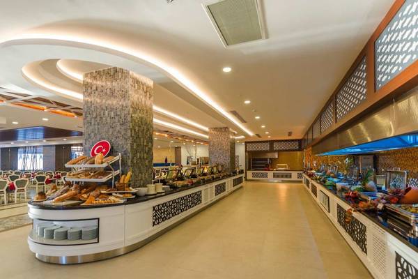 Buffetbereich im Dream World Hill Hotel mit verschiedenen Gerichten und Möbeln.