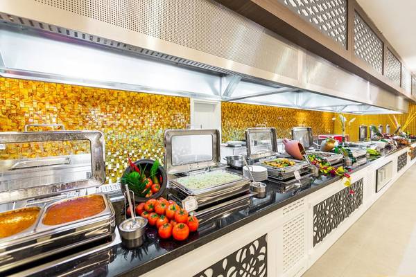 Buffet-Tisch im Dream World Hill Hotel mit verschiedenen Speisen in Silberschalen.