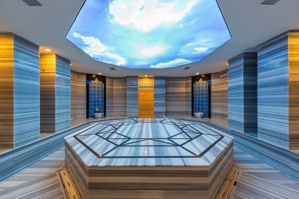 Innenansicht der Sauna im Dream World Hill Hotel mit blauem Himmelprojektion