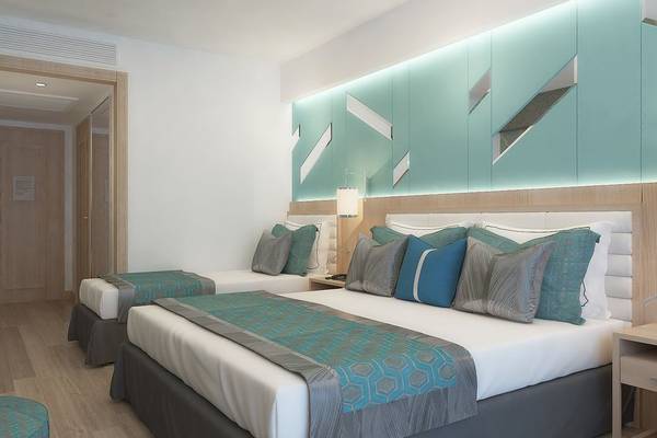 Doppelzimmer im Dream World Hill Hotel mit zwei Betten, blauen Kissen und türkisen Decken.