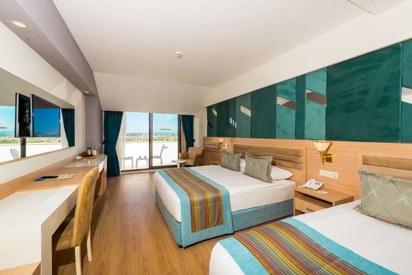 Innenansicht eines Hotelzimmers im Dream World Hill Hotel mit zwei Betten und Aussicht auf den Ozean.