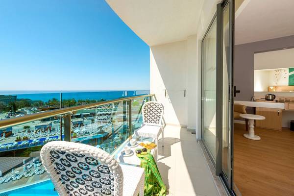 Aussicht von Balkon im Dream World Hill Hotel mit Meer und Pool.