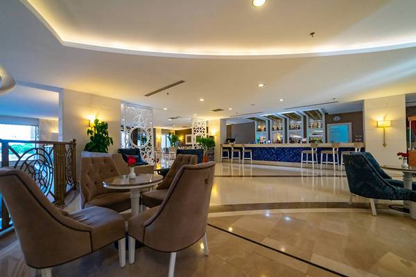 Hotellobby mit Bar und Stühlen im Seamelia Beach Resort & Spa