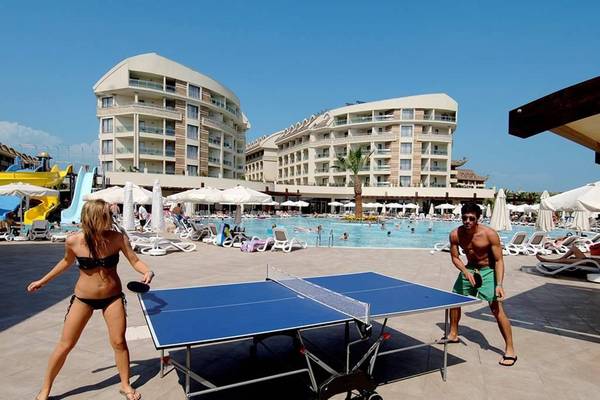 Paar spielt Tischtennis vor dem Seamelia Beach Resort & Spa Hotel.