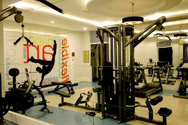 Fitnesscenter im Seamelia Beach Resort & Spa mit verschiedenen Trainingsgeräten und einer Wand mit bunten Graffiti.