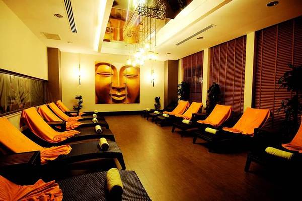 Relaxationsraum im Seamelia Beach Resort & Spa mit mehreren Liegestühlen und einer großen Buddha-Wandmalerei.