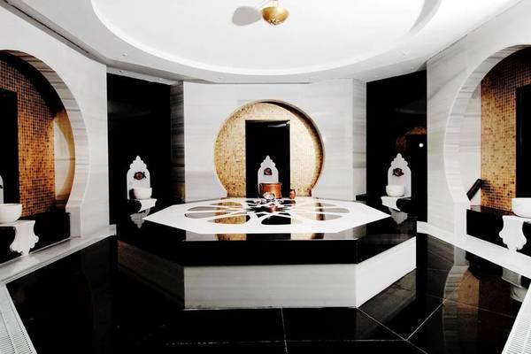 Inneneinrichtung des Seamelia Beach Resort & Spa mit schwarzem und weißen Boden und zentralen Sitzgelegenheiten.