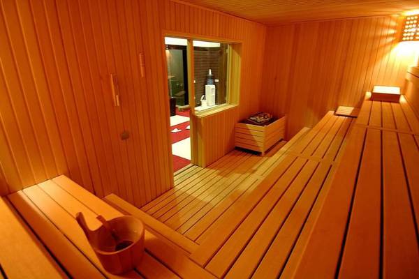 Ein innenliegender Saunaraum des Seamelia Beach Resort & Spa mit Holzwänden und Bänken.