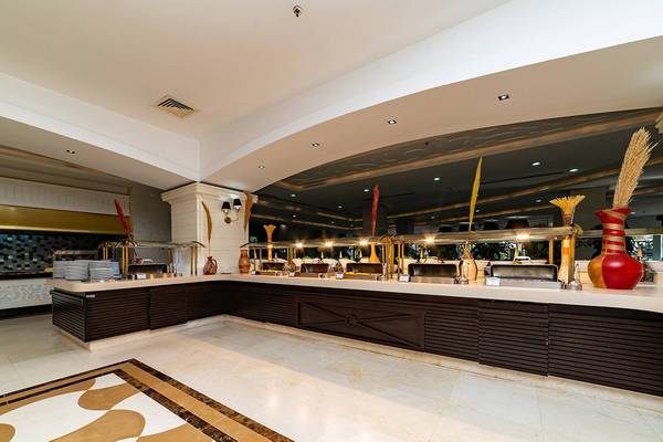 Buffet-Tisch im Seamelia Beach Resort & Spa mit vielen Speisen und Vasen.