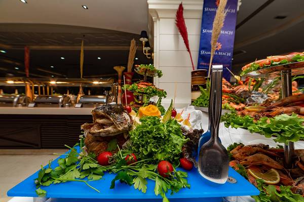 Buffet mit Meeresfrüchten und verschiedenen Salaten im Seamelia Beach Resort & Spa.