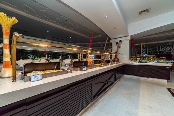 Buffettisch im Seamelia Beach Resort & Spa mit verschiedenen Speisen.