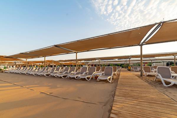 Strand mit vielen Sonnenliegen unter Sonnensegeln am Seamelia Beach Resort & Spa