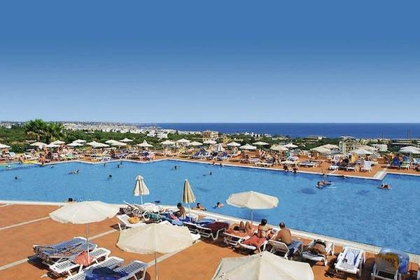Luftaufnahme des Swimmingpools des Royal & Imperial Belvedere Hotels mit vielen Gästen und Sonnenschirmen.
