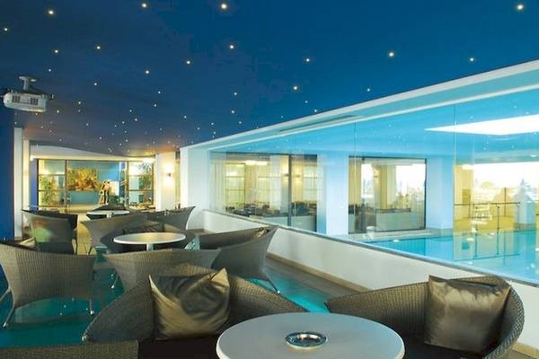 Pool-Lounge im Royal & Imperial Belvedere Hotel mit Blick auf den Pool.