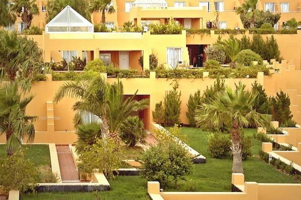 Außenansicht des Royal & Imperial Belvedere Hotels mit gelben Gebäuden und umliegenden Gärten
